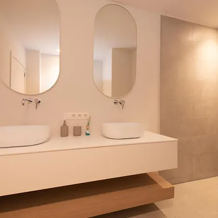 Deluxe 3 Bedrooms Apartment With Casino View At The Beach And Free Parking